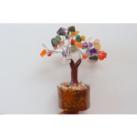 Handgefertigter Regenbogen Chakra Baum, 7 60 Steine Edelstein Kristall Baum Der Chaka Kristallbaum Skulptur von SadiqGemsandMinerals