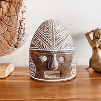 Handgemachte Figur Maske "Kerucut" Aus Holz." Handgemachte Figur Maske "Kerucut" Aus Holz." von SaeHomeDecor