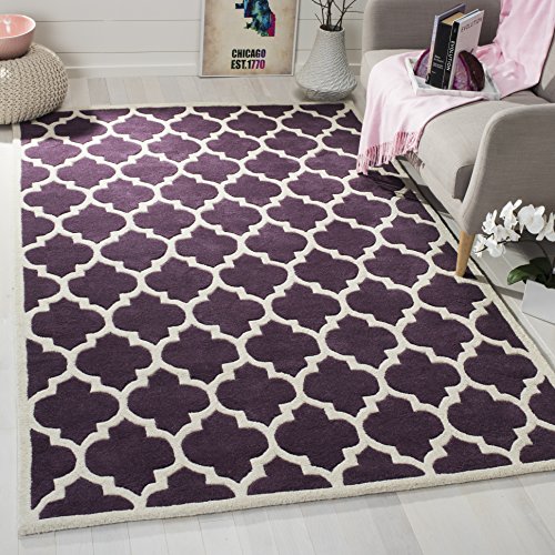SAFAVIEH Zeitgenössische Teppich für Wohnzimmer, Esszimmer, Schlafzimmer - Chatham Collection, Kurzer Flor, Lila und Elfenbein, 152 X 244 cm SAFAVIEH Zeitgenössische Teppich für Wohnzimmer, Esszimmer, Schlafzimmer - Chatham Collection, Kurzer Flor, Lila und Elfenbein, 152 X 244 cm von Safavieh