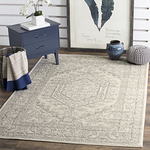 SAFAVIEH Traditionell Teppich für Wohnzimmer, Esszimmer, Schlafzimmer - Adirondack Collection, Kurzer Flor, Elfenbein und Silber, 91 X 152 cm SAFAVIEH Traditionell Teppich für Wohnzimmer, Esszimmer, Schlafzimmer - Adirondack Collection, Kurzer Flor, Elfenbein und Silber, 91 X 152 cm von Safavieh