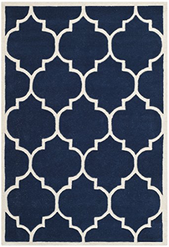 SAFAVIEH Zeitgenössische Teppich für Wohnzimmer, Esszimmer, Schlafzimmer - Chatham Collection, Kurzer Flor, Dunkelblau und Elfenbein, 152 X 244 cm von Safavieh