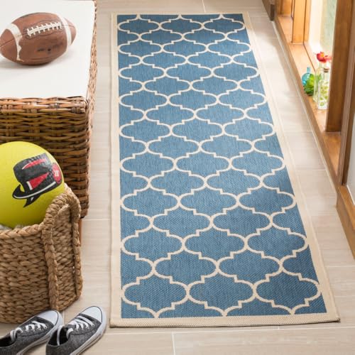 SAFAVIEH Geometrisch Teppich für Wohnzimmer, Esszimmer, Schlafzimmer - Wasserdicht - Courtyard Collection, Kurzer Flor, Blau und Beige, 69 X 244 cm von Safavieh