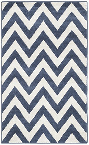 SAFAVIEH Chevron Teppich für Drinnen & Draussen - Amherst Collection, Kurzer Flor, Marine und Beige, 122 X 183 cm von Safavieh