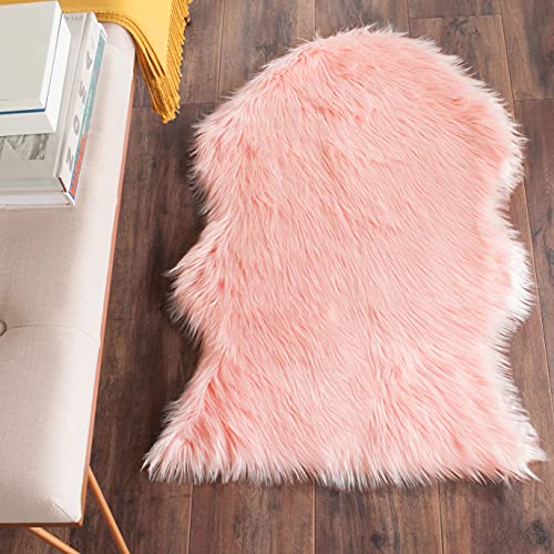 SAFAVIEH Modern Teppich für Wohnzimmer, Esszimmer, Schlafzimmer - Faux Fur Collection, Hoher Flor, Rosa, 61 X 91 cm von Safavieh