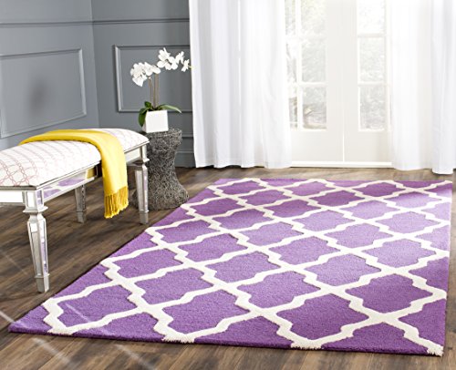 SAFAVIEH Geometrisch Teppich für Wohnzimmer, Esszimmer, Schlafzimmer - Cambridge Collection, Kurzer Flor, Lila und Elfenbein, 152 X 244 cm SAFAVIEH Geometrisch Teppich für Wohnzimmer, Esszimmer, Schlafzimmer - Cambridge Collection, Kurzer Flor, Lila und Elfenbein, 152 X 244 cm von Safavieh