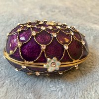 Emaillierte Osterei Schmuckbox Irisierender Lila Strass Faberge Style Emaillierte Osterei Schmuckbox Irisierender Lila Strass Faberge Style von SaffronandCo