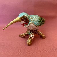 Glitzernde Kolibri Trinketbox in Luxuriösem Aquamarin Und Grüner Emaille Mit Blauen Kristallen Glitzernde Kolibri Trinketbox in Luxuriösem Aquamarin Und Grüner Emaille Mit Blauen Kristallen von SaffronandCo