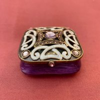 Jugendstil Vintage Stil Lila Emaillierte Trinket Schmuck Pill Box Hand Fertig Kristall Strass & Faux Amethyst Diamante von SaffronandCo