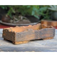 Artisanal Handgemachte Rechteckige Gelb Braune Ton Bonsaischale, Rustikale Strukturierte Aufgetaucht Gebrochener Rand Detaillierte Sukkulenten Kaktus von Sahici