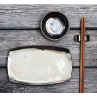 Handgefertigte Keramik Sushi Teller Set Boho Modern Creme Weiß & Bronze Glasierte Schüssel Rest Handgefertigte Keramik Sushi Teller Set Boho Modern Creme Weiß & Bronze Glasierte Schüssel Rest von Sahici