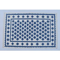 Off White Und Indigo Blau Baumwolle Handgefertigt Modern Star Muster Teppich - Flach Weben Handgewebt Kilim von SahjadCarpets