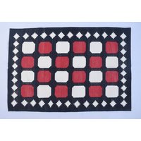 Schwarz-Rote Baumwolle Handgemachter Moderner Musterteppich - Flacher Web - Und Handgewebter Kelimteppich von SahjadCarpets