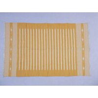 Verschiedene Größen Gelb Und Weiß Streifen Handgemachter Baumwollteppich Dhurrie - Gelber Farbteppich von SahjadCarpets