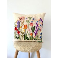 Bestickter Blumen Kissenbezug Handgefertigtes Punch Needle Kissen Aus Leinen | 40 X 40 cm von SakuraPunchDesign