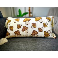 "Handgefertigtes Pilz-Lendenkissen Mit "Punschnadel" Und Quastendekor." von SakuraPunchDesign
