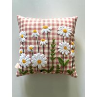 Handgefertigter Punch Needle Daisy Kissenbezug - Wasserdichtes Und Schmutzabweisendes Blumenkissen Bestickte Gingham-Wohnkultur Reißverschluss Hinten Handgefertigter Punch Needle Daisy Kissenbezug - Wasserdichtes Und Schmutzabweisendes Blumenkissen Bestickte Gingham-Wohnkultur Reißverschluss Hinten von SakuraPunchDesign