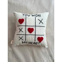 Herzerwärmendes Spaß Valentinskissen - Perfektes Geschenk Für Ihre Liebsten Mit Punch Needle Bestickter Dekorativer Kissenbezug von SakuraPunchDesign