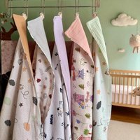 Personalisierte Musselin Baby Decke Benutzerdefinierte Name Stickerei, Weicher Baumwoll Swaddle Personalisierte Musselin Baby Decke Benutzerdefinierte Name Stickerei, Weicher Baumwoll Swaddle von SakuraPunchDesign