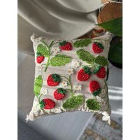 Saisonaler Erdbeer-Kissenbezug - Bauernhaus-Dekoration Wohndekor-Akzentstück von SakuraPunchDesign