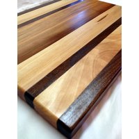 Handgelegtes Schneidebrett Aus Walnuss Und Gum - Servierbrett Von Bradley Brand Hergestellt in Den Usa Seit 1903 Handgelegtes Schneidebrett Aus Walnuss Und Gum - Servierbrett Von Bradley Brand Hergestellt in Den Usa Seit 1903 von SalineRiverWorkshop