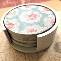 Handgemachte Beton Floral Untersetzer Set Mit Halter Handgemachte Beton Floral Untersetzer Set Mit Halter von SaltAndSeaPottery