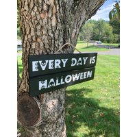 Every Day Is Halloween | Goth Home Decor Indoor/Outdoor Schild Haustürschild Gruselige Jahreszeit Totenkopf Wandbehang Holz von SaltySorcererSociety