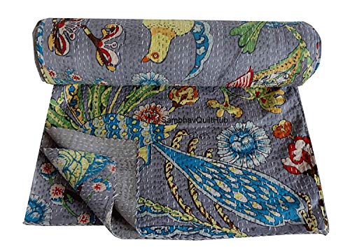 Gesteppte Decke mit Vogelpfauenmotiv, Kantha-Blumenmuster, handgefertigt, Vintage-Stil, dekorativ, Kantha-Tagesdecke für Queen/King/CaliforiniaKing (Grau, California King (274 x 274 cm) von Sambhav Quilt Hub