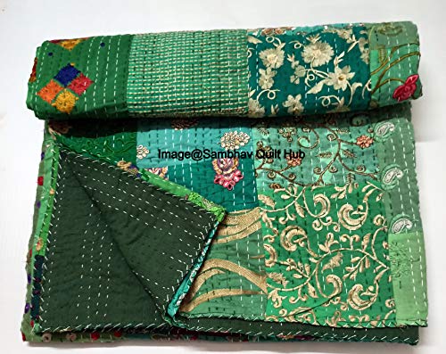 Grüne schöne handgemachte Vintage-Seide Sari Jari Patchwork Khambhadiya Kantha Quilting Stickerei Kantha Quilt Wende-Bettbezug verschiedene Kantha Quilt Überwurf Decke Twin/Queen/King (228 x 274 cm) von Sambhav Quilt Hub