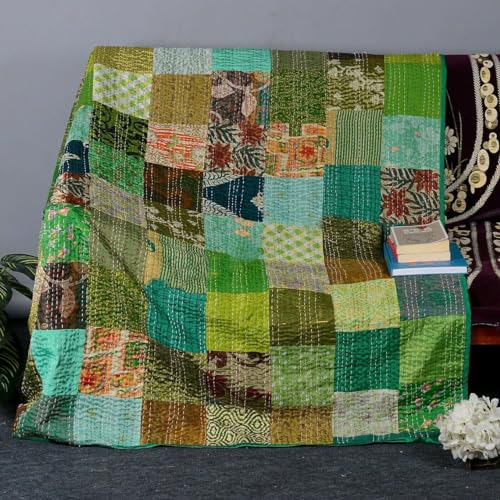 Indische Queen-Size-Patchwork-Seidenkantha-Steppdecke, 228 x 274 cm, Patola-Steppdecke (mehrfarbiges Patchwork) für Doppelbett/King/Queen (274 x 274 cm) von Sambhav Quilt Hub