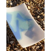 Geschmolzene Glasschale Blaue Wirbel, Mittelstück Aus Weißem Glas | 300 Mm X 180 Mm Geschmolzene Glasschale Blaue Wirbel, Mittelstück Aus Weißem Glas | 300 Mm X 180 Mm von Samphireglass