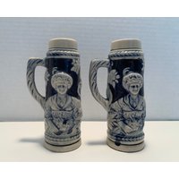 Vintage Bierkrug Salz - Und Pfefferstreuer, 5 Zoll Blau-Weiß-Porzellan Japan Mini-Bierkrüge von SamsFunkyFinds