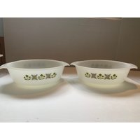 Vintage Feuer König Wiese Grün Blumen Muster Set 2 Auflaufformen, 1, 5 Quart Anker Hocking Auflaufform, Milchglas Bäcker von SamsFunkyFinds