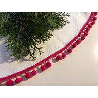 Weißer Leinen Tannenbaum Rock , Baum Mit Rosa Bommel, Jute Baum Rock, Weihnachtsbaum Dekor, Pompom von SanFabric