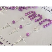 25 Taufe Begünstigt Lila Faux Runde Perlen/Gefälligkeiten/Kommunion Begünstigte Gunst Mini Rosenkranz Kommunion von SanJoaquinCreations