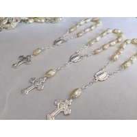 25Pc Taufe Zugunsten Elfenbein Faux Perlen Reis Geformt/Versilbert Jahrzehnte Mini Rosenkranz/Kommunion Gunst Rosenkränze von SanJoaquinCreations
