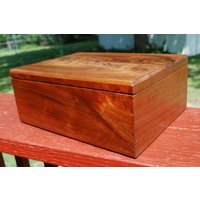 Auf Sale-Keepsake/Memory Box-Made Aus Gemusterten Walnuss Und "Schritt" Walnuss-Messing Barrel Scharniere-Beinhaltet Kostenlose Basic Custom Laser von SanWoodStudios