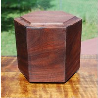 Erwachsene | Bis Zu 150 Pfund Hexagon-Urne-Bodenladung-Handgefertigt Aus Schwarznuss-Optional Free Basic Custom Lasergravur von SanWoodStudios