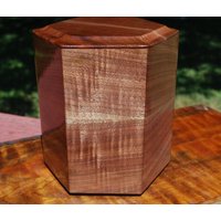 Erwachsene | Bis Zu 150 Pfund Sechseck-Urne-Bodenladung-Handgefertigt Aus Curly Black Walnut-Free Optional Basic Custom Laser Gravur von SanWoodStudios