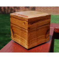 Erwachsene | Bis Zu 150 Pfund Urne-Bodenladen-Handarbeit Aus Schwer Gemustertem Dunklem Gespaltetem Ambrosia-Ahorn-Free Basic Custom Lasergravur von SanWoodStudios