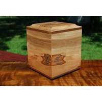 Erwachsene | Bis Zu 150 Pfund Urne-Bodenladung-Handgefertigt Aus Gemustertem Dunklem Ambrosia-Ahorn Und Walnuss-Free Basic Custom Lasergravur von SanWoodStudios