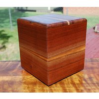 Erwachsene | Bis Zu 155 Pfund Urne-Bottom Laden-Handgefertigt Aus Schönen Curly Black Walnut-Free Basic Laser-Gravur von SanWoodStudios