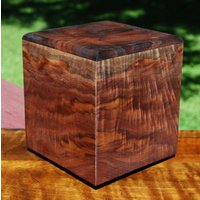 Erwachsene | Bis Zu 160 Pfund Gedenkurne-Bodenladen-Handgefertigt Aus Atemberaubendem Curly Black Walnut-Free Optional Basic Custom Laser Gravur von SanWoodStudios