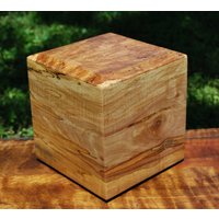Erwachsene | Bis Zu 165 Pfund Urne-Bottom Laden-Aus Dunklem Lockigen Ahorn, Red Oak Maser Und Walnuss-Free Basic Custom Laser Gravur von SanWoodStudios