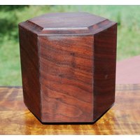 Erwachsene | Bis Zu 170 Pfund Hexagon-Urne-Bottom Laden-Handgefertigt Aus Seltenen Atemberaubenden Black Walnut-Free Optional Basic Custom Gravur von SanWoodStudios