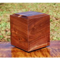 Erwachsene | Bis Zu 175 Pfund Gedenkurne-Bodenladung-Handgefertigt Aus Gemasertem Curly Black Walnut-Free Optional Basic Custom Laser Gravur von SanWoodStudios