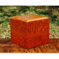 Erwachsene | Bis Zu 175 Pfund Gedenkurne-Bottom Laden-Handgefertigt Aus Lacewood Und Quilted Maple-Free Basic Custom Lasergravur von SanWoodStudios