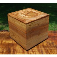 Erwachsene | Bis Zu 190 Pfund Gedenkurne-Handgefertigt Aus Dunklem Ahorn Und Einzigartiger Red Oak Burl-Free Basic Custom Laser Gravur von SanWoodStudios