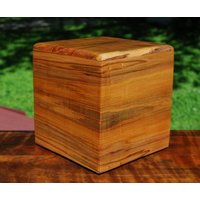 Erwachsene | Bis Zu 200 Pfund Urne-Bottom Laden-Handgefertigt Aus Dunklem Curly Ambrosia Maple-Free Basic Custom Lasergravur von SanWoodStudios