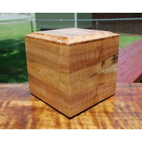 Erwachsene | Bis Zu 215 Pfund Urne-Bottom Laden Aus Dunklem Lockigem Ahorn Und Atemberaubender Red Oak Burl-Basic Laser Gravur Inklusive von SanWoodStudios