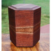 Erwachsene | Bis Zu 270 Pfund Hexagon Urne-Boden Laden-Handgefertigt Aus Hoch Gemustert Schwarznuss-Optional Free Basic Custom Laser-Gravur von SanWoodStudios